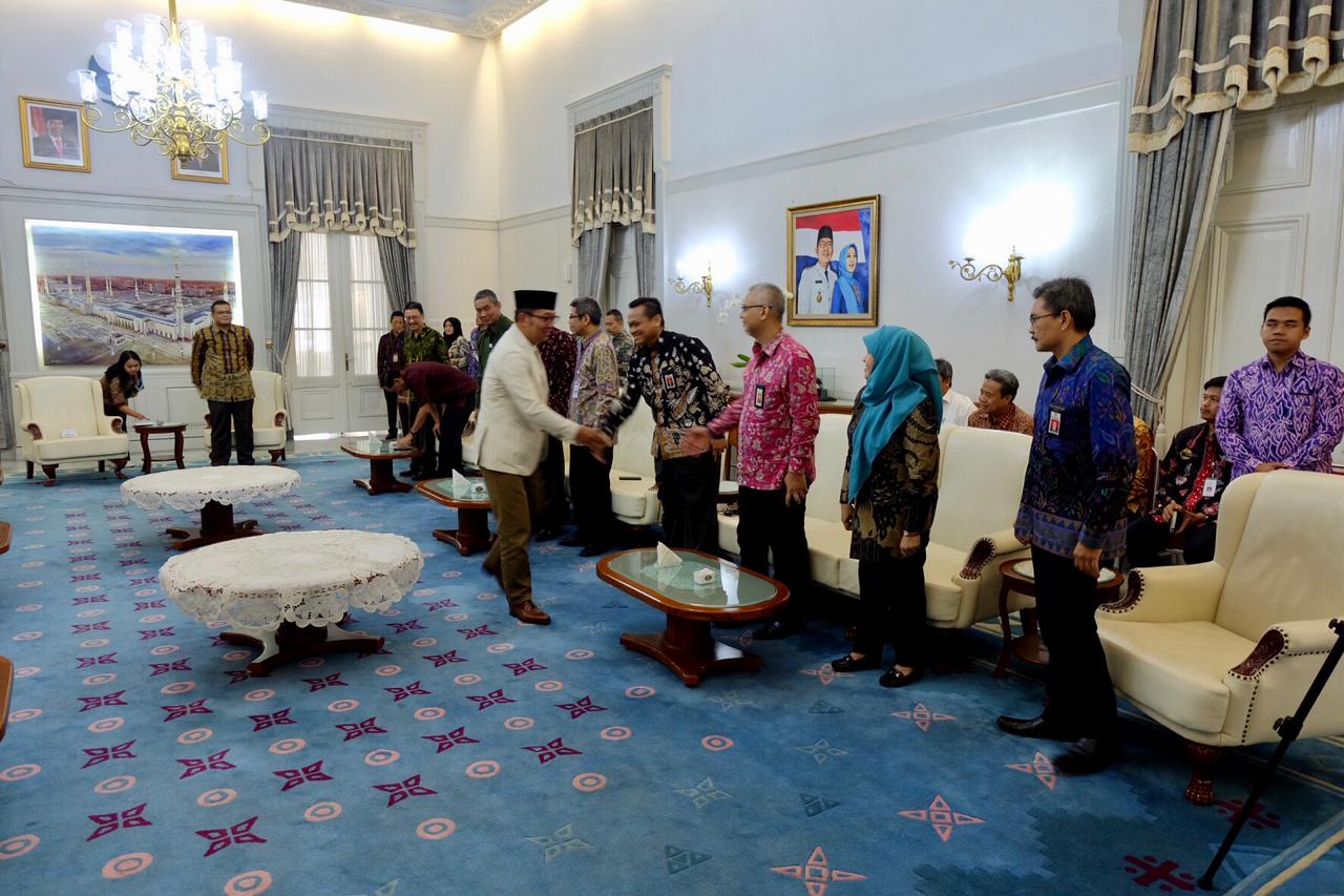 Hibah tanah dari Pemerintah Provinsi Jawa Barat kepada Lembaga Administrasi Negara Republik Indonesia yakni 5 hektar tanah Puslatbang PKASN terletak di Jalan Kiarapayung Km 4,7 Kabupaten Sumedang.