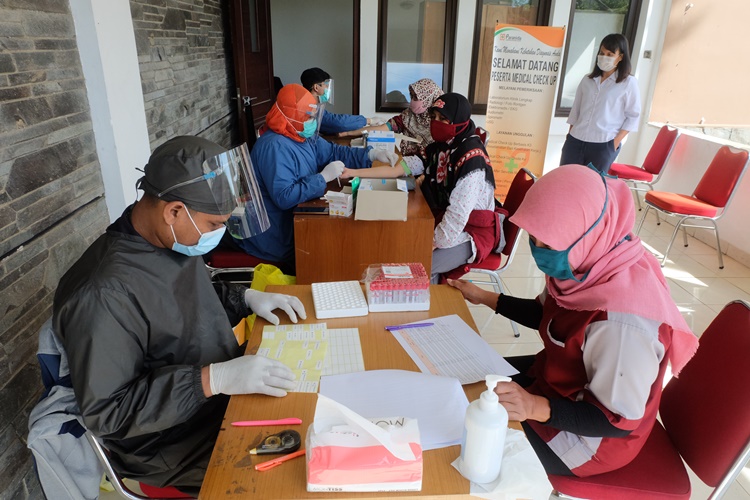 Pengambilan Darah Untuk Rapid Test