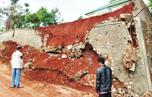 Warga, BPBD, Polri dan TNI Bersihkan Material Longsor TPT