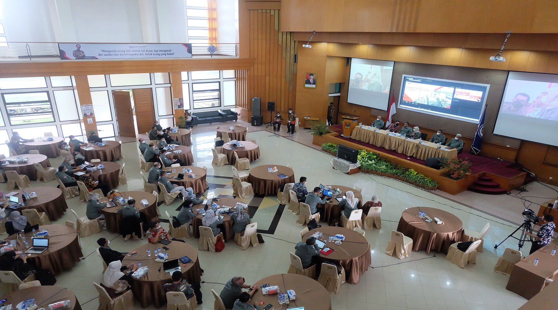 Lembaga Administrasi Negara menyelenggarakan rapat kerja selama 3 hari mulai tanggal 24 - 26 Maret 2022 bertempat di Aula Gedung Serbaguna Puslatbang PKASN Sumedang Jawa Barat