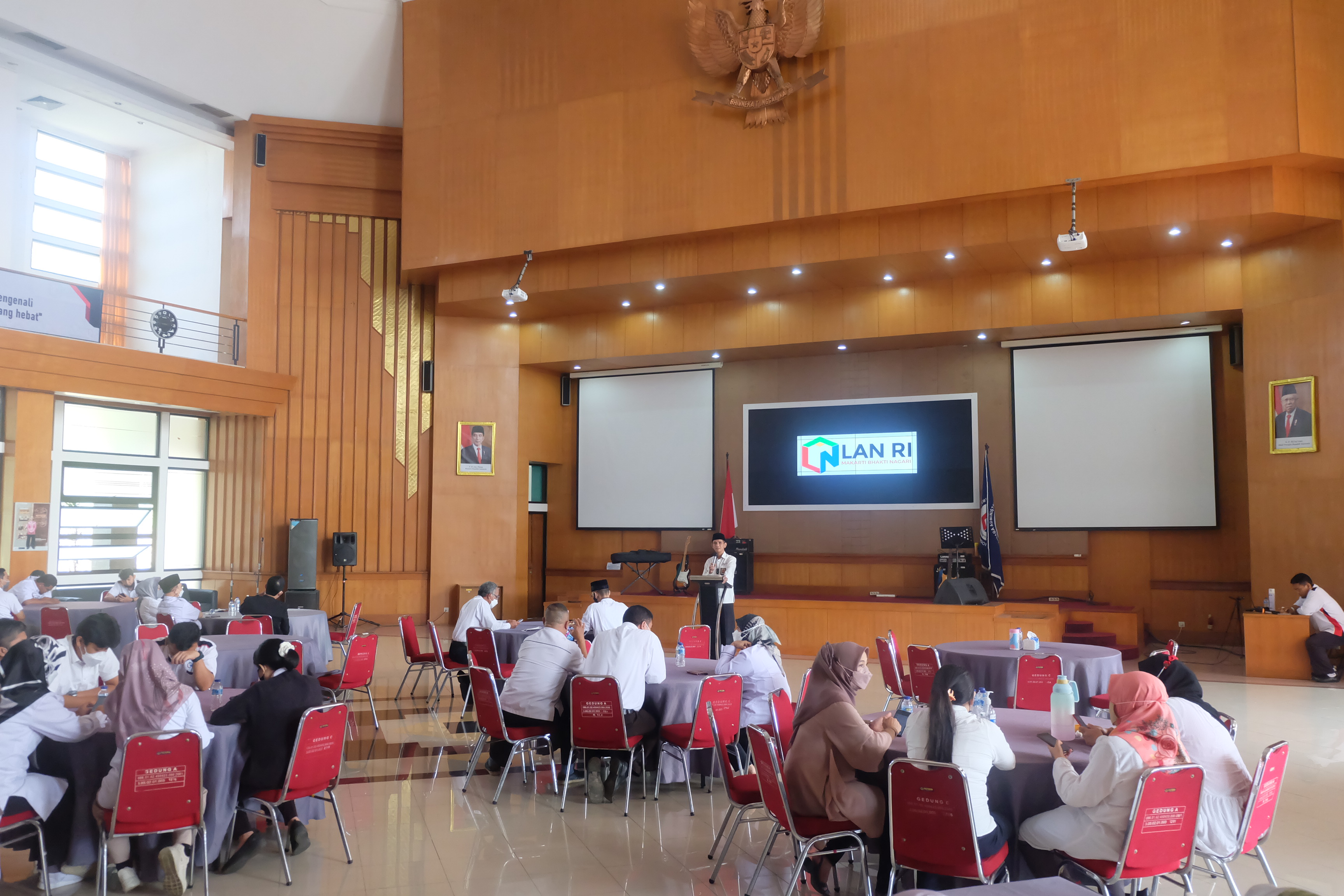 Kegiatan Halal Bihalal Puslatbang PKASN LAN RI beserta Pelepasan Pegawai yang Memasuki Masa Purnabhakti Bapak Holidin