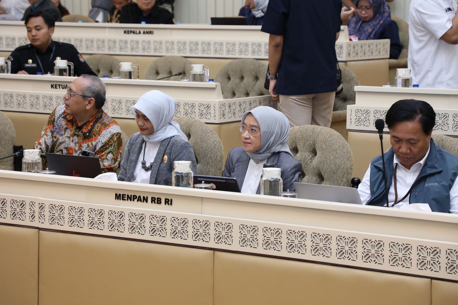 Rapat Kerja dengan Komisi II DPR RI, Menteri PANRB Pastikan Target Kinerja dan Pelayanan Publik Tetap Optimal Pasca Efisiensi Anggaran